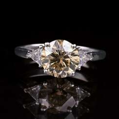 Fancy-Solitär-Ring mit Triangle Diamanten.