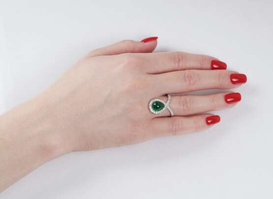 Moderner Smaragd-Brillant-Ring. - фото 2