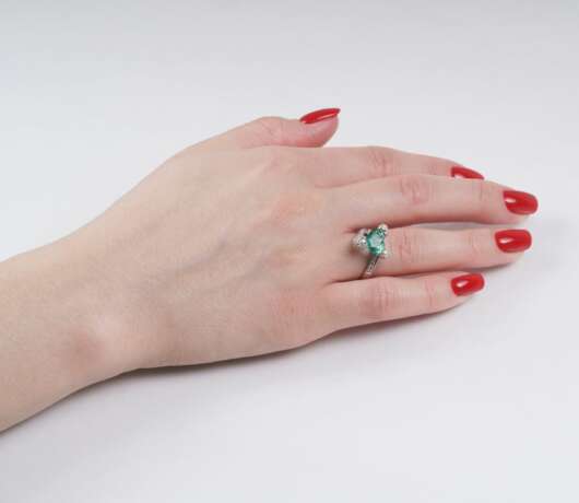 Moderner Brillant-Ring mit Smaragd-Herz. - photo 2