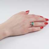 Moderner Brillant-Ring mit Smaragd-Herz. - фото 2