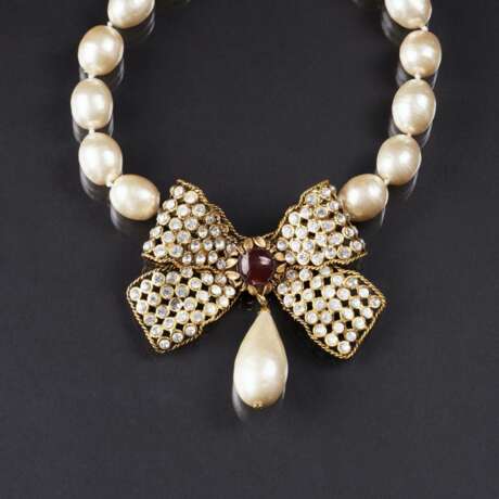 Chanel. Faux Pearls Collier mit großer Kristall-Schleife. - photo 2