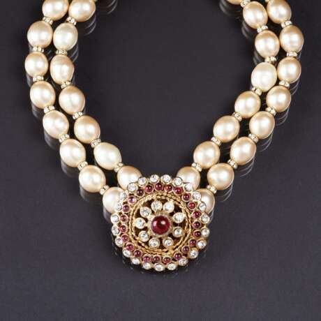 Chanel. Zweireihiges Faux Pearl Collier mit Anhänger. - фото 2