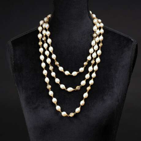 Chanel. Sautoir mit Faux Pearls und Kristallen. - Foto 1