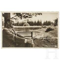 Adolf Hitler - eigenhändig signierte Hoffmann-Postkarte "Eine lustige Erholungsstunde während der Fahrt"