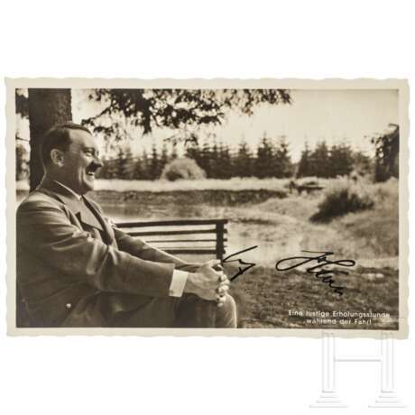 Adolf Hitler - eigenhändig signierte Hoffmann-Postkarte "Eine lustige Erholungsstunde während der Fahrt" - фото 1
