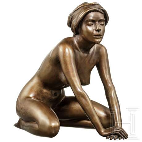 Arno Breker (1900 - 1991) - "Mädchen mit Tuch", Bronze mit brauner Patina - Foto 2