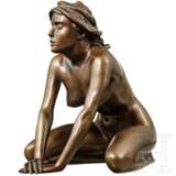 Arno Breker (1900 - 1991) - "Mädchen mit Tuch", Bronze mit brauner Patina - Foto 3