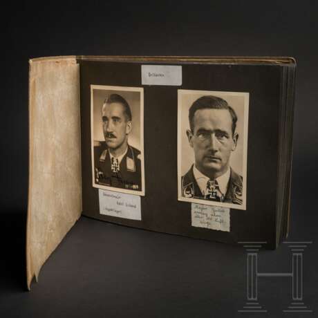 Album mit 98 Unterschriften, Fotos und Begleitschreiben von Ritterkreuzträgern, auch mit Eichenlaub- und Brillantenträgern - Foto 1