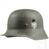 Stahlhelm M 18/34 des Heeres mit einem Abzeichen - photo 1