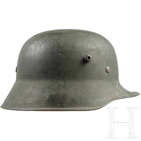 Stahlhelm M 18/34 des Heeres mit einem Abzeichen - фото 2