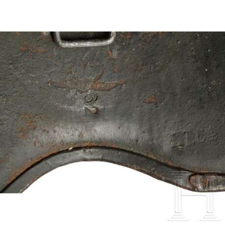 Stahlhelm M 18/34 des Heeres mit Ohrenausschnitt und einem Abzeichen - Foto 6