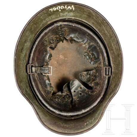 Stahlhelm M 40 des Heeres mit einem Abzeichen und Tarnanstrich - фото 3