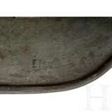 Stahlhelm M 40 des Heeres mit einem Abzeichen und Tarnanstrich - фото 5