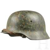 Stahlhelm M 35 der Luftwaffe mit Resten der beiden Abzeichen und Tarnbemalung - photo 1