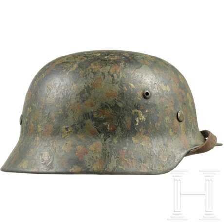 Stahlhelm M 35 der Luftwaffe mit Resten der beiden Abzeichen und Tarnbemalung - photo 2