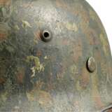 Stahlhelm M 35 der Luftwaffe mit Resten der beiden Abzeichen und Tarnbemalung - фото 8