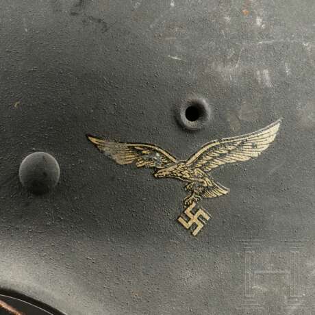 Stahlhelm M 40 der Luftwaffe mit einem Abzeichen - Foto 6