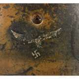 Stahlhelm M 38 für Fallschirmschützen mit beiden Abzeichen und sandfarbenem Tarnanstrich - photo 3