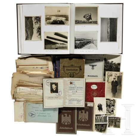 Fotoalbum mit ca. 90 Aufnahmen des Panzerschiffes "Admiral Graf Spee", mit Heeres-Wehrpass des Bruders sowie ca. 80 Feldpostbriefen und Dokumenten der Familie - photo 1