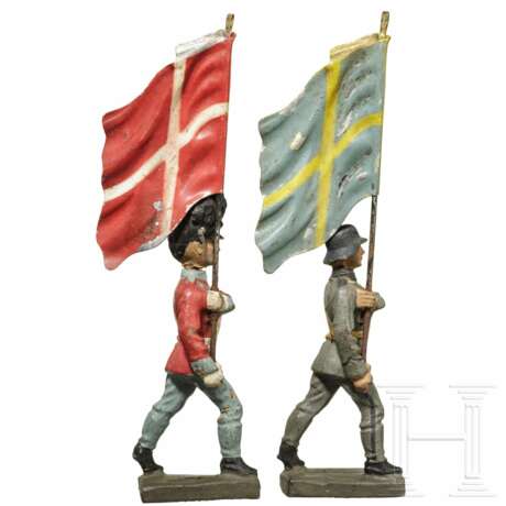 Zwei Lineol-Fahnenträger, ein schwedischer und ein dänischer, im Marsch - photo 2