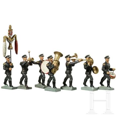 Sieben Lineol-SS-Musiker mit Schellenbaumträger im Marsch - Foto 2