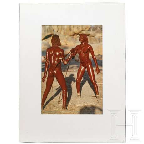 Leni Riefenstahl - Colour-Print "Die Roten Tänzerinnen - Liebestanz" der Nuba von Kau - Foto 1