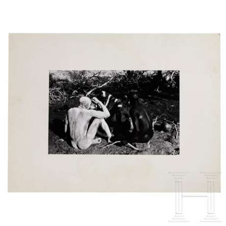 Leni Riefenstahl - Layout-Probeseiten auf Folien zu "Mein Afrika", großes Foto "Die Nuba von Kau", 23 Foto-Farbmuster, zwei Farbmusterdrucke mit den Nuba und ein Buch mit Widmung - фото 4