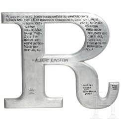 Leni Riefenstahl - Designbuchstabe "R" von Nick Agid zum 90. Geburtstag 1992