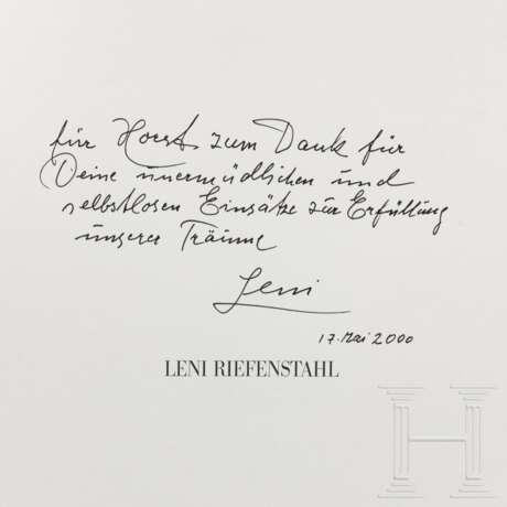 Leni Riefenstahl - Publikation zu einer Ausstellung 2000 in Berlin mit persönlicher Widmung sowie ein TV-Festival-Katalog und drei Filmball-Orden - photo 2