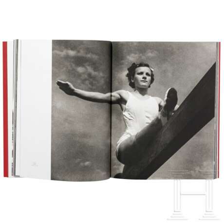 Leni Riefenstahl - Publikation zu einer Ausstellung 2000 in Berlin mit persönlicher Widmung sowie ein TV-Festival-Katalog und drei Filmball-Orden - Foto 4