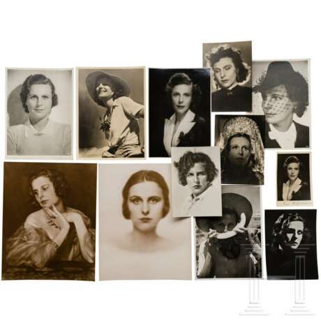 Leni Riefenstahl - zwölf Fotokarten, eine mit Signatur - Foto 1