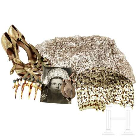 Leni Riefenstahl - Filmrequisiten aus dem Film "Tiefland", ihr Mantilla-Haarkamm sowie Kopftuch, ein kleiner Haarkamm, ihre goldenen Schuhe und ein Paar Kastagnetten - Foto 1