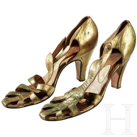 Leni Riefenstahl - Filmrequisiten aus dem Film "Tiefland", ihr Mantilla-Haarkamm sowie Kopftuch, ein kleiner Haarkamm, ihre goldenen Schuhe und ein Paar Kastagnetten - Foto 4