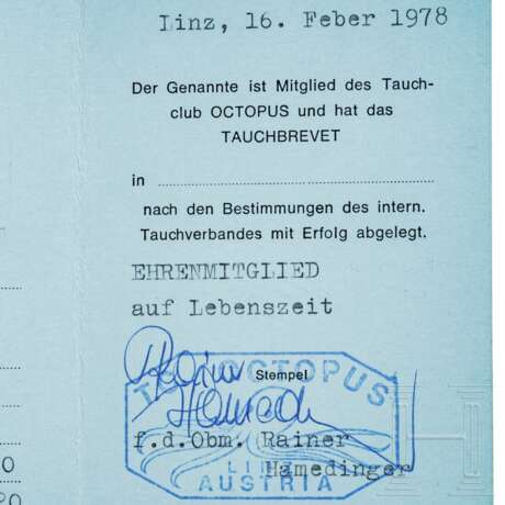 Leni Riefenstahl - hellblauer Tauchanzug-Overall mit Taucherflossen, einem Seesack und einem Taucherlogbuch von Horst Kettner - Foto 8