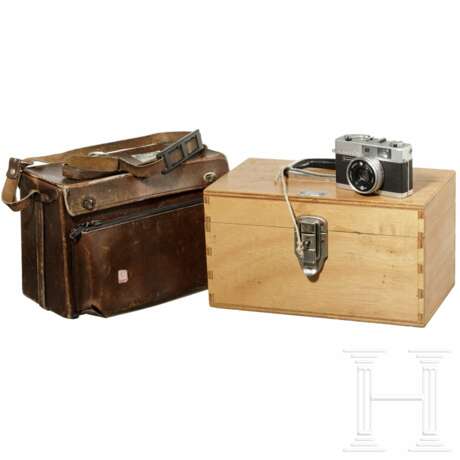 Leni Riefenstahl - Konica-C35-Kamera, Ledertasche und Arri-Filmstudio-Holzbox für Kamera-Equipment - photo 1
