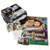 Leni Riefenstahl - Diverses aus ihrem Nachlass, u. a. Holzstempel, "Tiefland"-Filmplakat, Bericht über die Olympia-Filme 1936, sechs Fotos sowie eine Transportkiste - photo 7