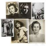 Leni Riefenstahl - Diverses aus ihrem Nachlass, u. a. Holzstempel, "Tiefland"-Filmplakat, Bericht über die Olympia-Filme 1936, sechs Fotos sowie eine Transportkiste - photo 1