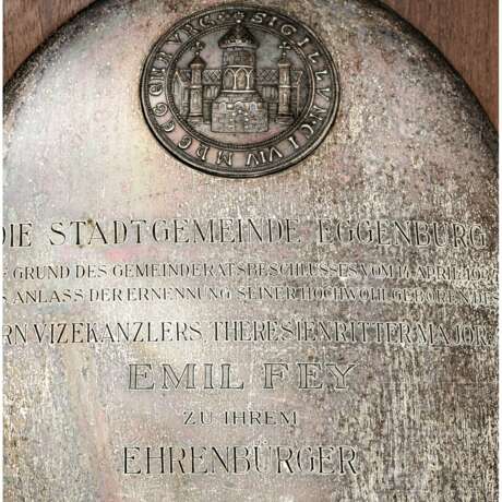 Major Emil Fey - zwei Ehrenbürgerurkunden aus Niederösterreich, Metall auf Holzplatte - фото 2