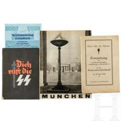 Broschüre "Dich ruft die SS", Festzeitung der 1. SS-Panzer-Grenadier-Abteilung, 1944 und ein Buch von Karl Fiehler über die Stadt München