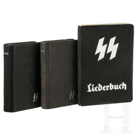 Zwei Taschenkalender, 1943 bzw. 1944, und ein Liederbuch der SS - Foto 1
