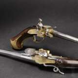 Ein Paar seltene Steinschloss-Repetierpistolen, Emanuel Wetschgin in Augsburg, um 1715 - Foto 1