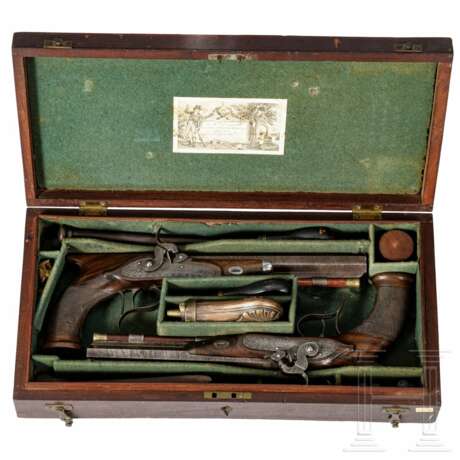 Zwei Perkussionspistolen mit Sägerückengriff im Kasten, Farell McDermot, Dublin, um 1820 - photo 1