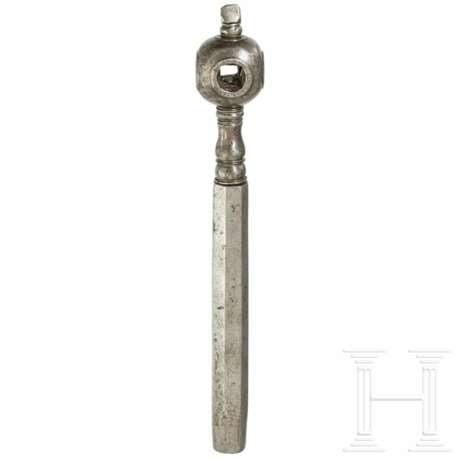 Radschloss-Schlüssel mit Pulvermaß, deutsch, um 1600 - Foto 1