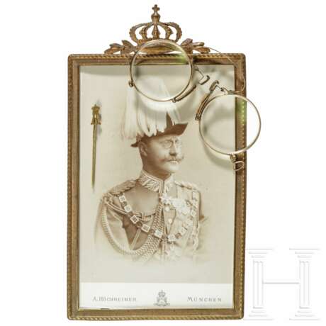 Prinz Alfons von Bayern (1862 - 1933) - Portraitfoto, Brille und Anstecknadel - Foto 1