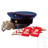 A visor cap and assorted insignia - Foto 1