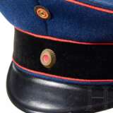 A visor cap and assorted insignia - Foto 8