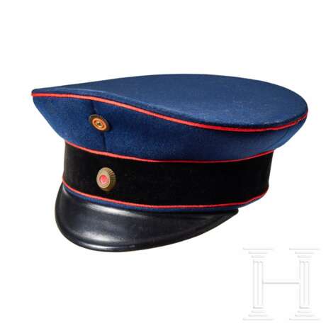 A visor cap and assorted insignia - Foto 9