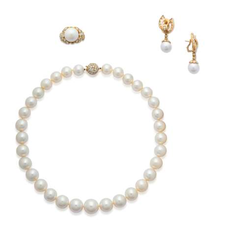 CULTURED PEARL AND DIAMOND NECKLACE, EARRING AND RING SUITE - фото 1
