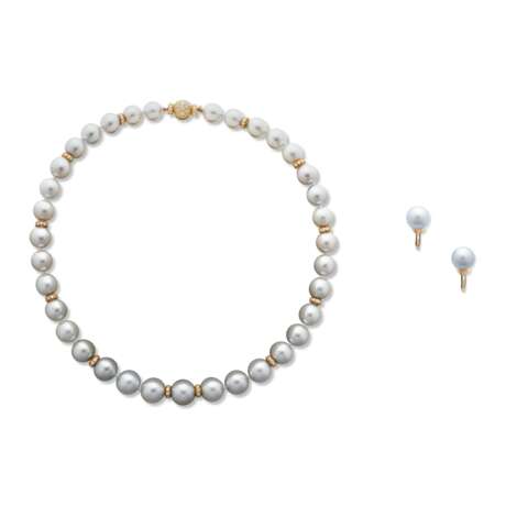 HARRY WINSTON COLOURED CULTURED PEARL AND DIAMOND NECKLACE; TOGETHER WITH A PAIR OF CULTURED PEARL EARRINGS - Foto 1