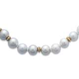 HARRY WINSTON COLOURED CULTURED PEARL AND DIAMOND NECKLACE; TOGETHER WITH A PAIR OF CULTURED PEARL EARRINGS - Foto 3